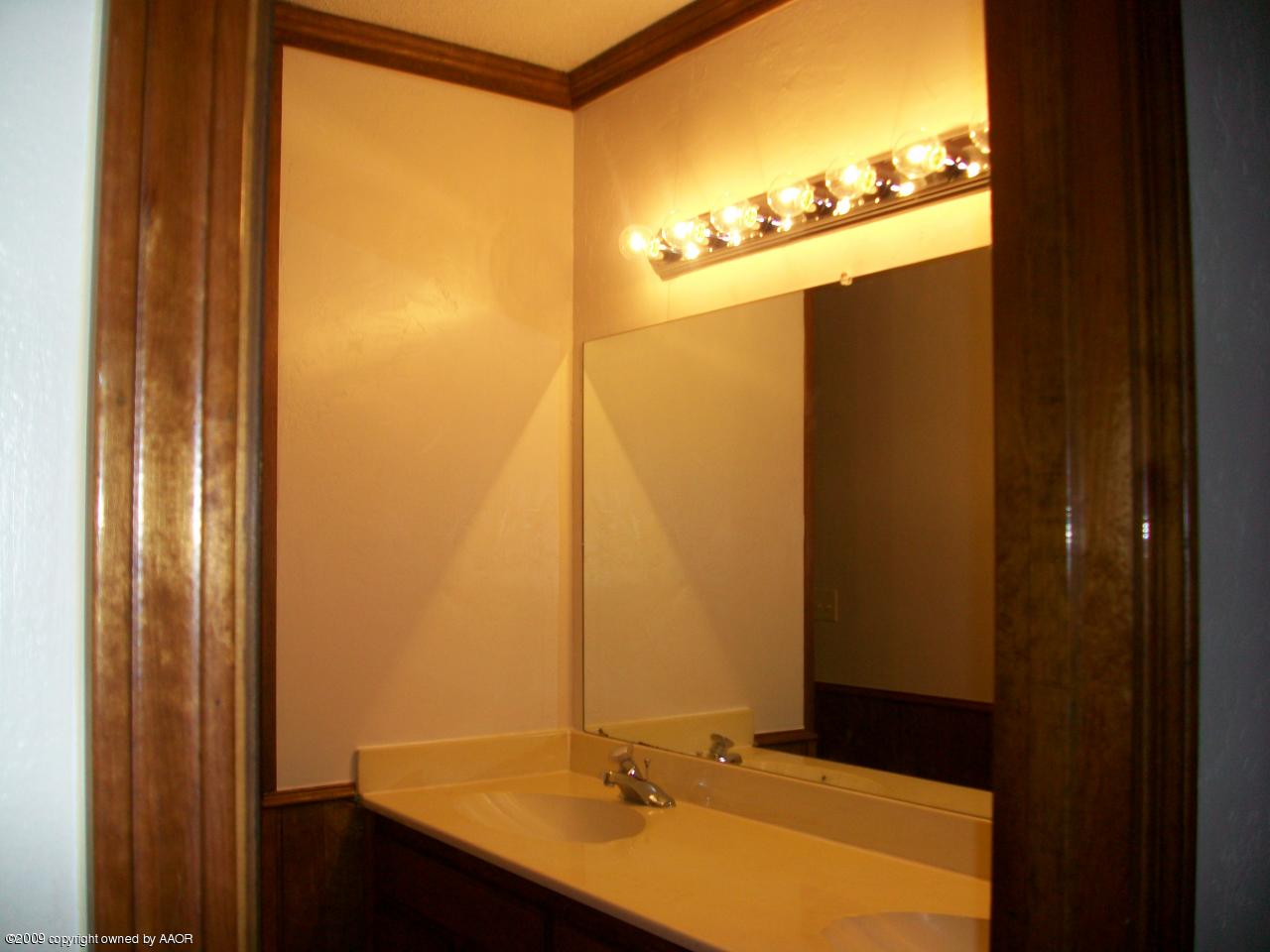 5010 Hillside Road Amarillo, TX 79109 - Photo 10 of 18 main bath