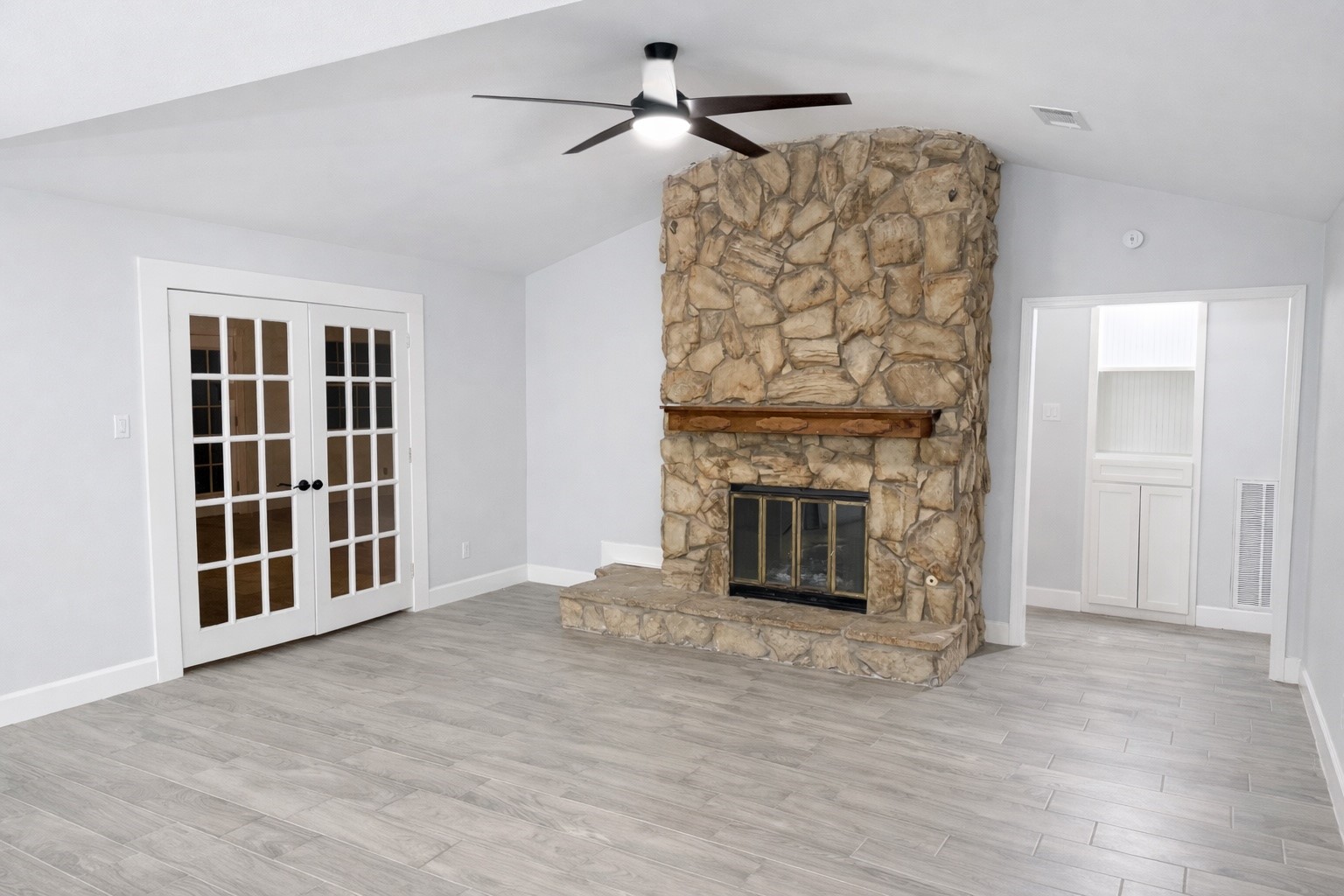 313 Sycamore Street Alvin, TX 77511 - Photo 4 of 12 Living room leading big sun room space in the back