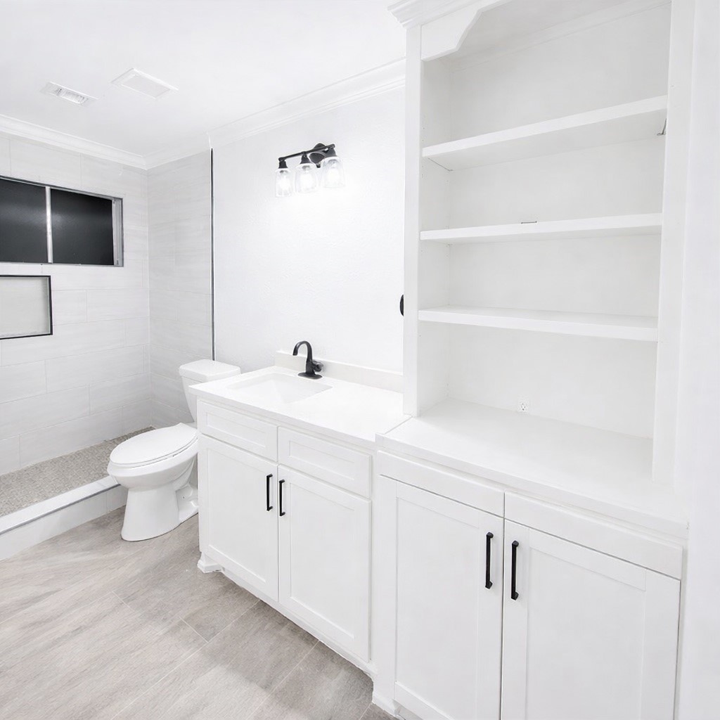 313 Sycamore Street Alvin, TX 77511 - Photo 9 of 12 Primary bathroom