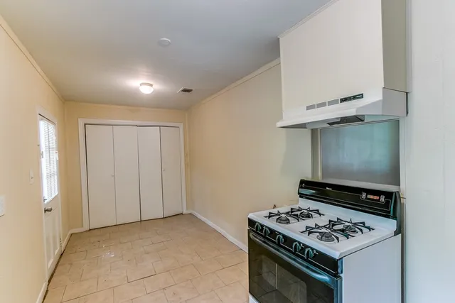 $1,295 | 505 South 4th Street, Baytown, TX 77520