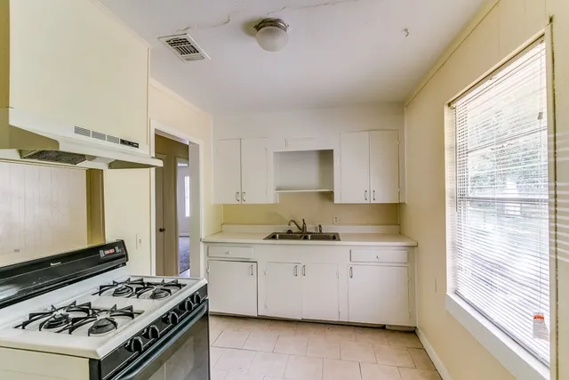 $1,295 | 505 South 4th Street, Baytown, TX 77520