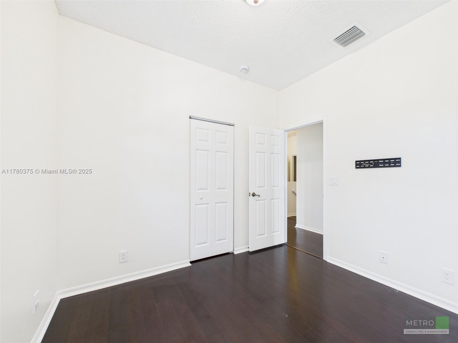 112 Lighthouse Circle, Unit H Tequesta, FL 33469 - Photo 16 of 20 a view of an empty room