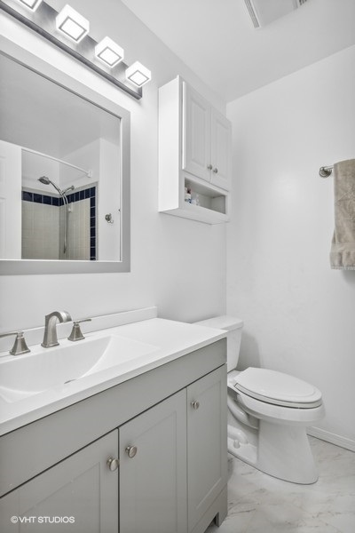 844 Burning Trail Carol Stream, IL 60188 - Photo 12 of 21 a bathroom with a toilet a sink and mirror
