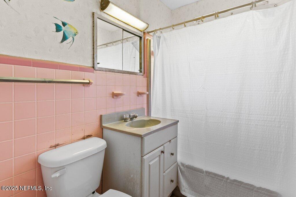 45121 Stratton Road Callahan, FL 32011 - Photo 9 of 24 a bathroom with a sink a toilet and shower