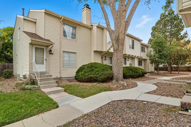 a view of a front of house with a yard