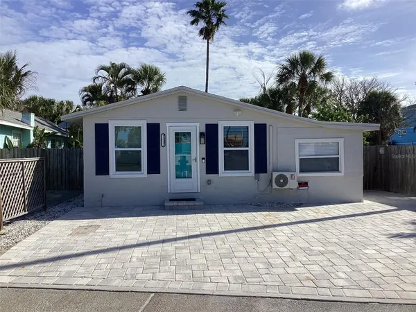 $2,000 | 13121 4th Street East, Unit 1, Madeira Beach, FL 33708