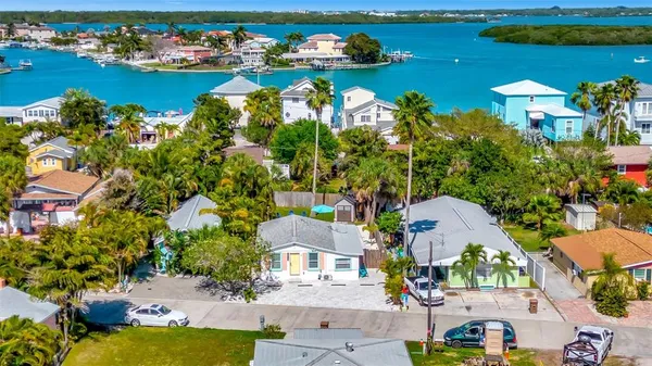 $2,000 | 13121 4th Street East, Unit 1, Madeira Beach, FL 33708