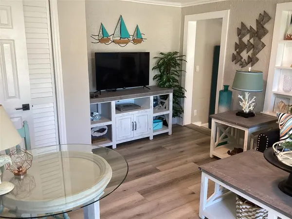 $2,000 | 13121 4th Street East, Unit 1, Madeira Beach, FL 33708