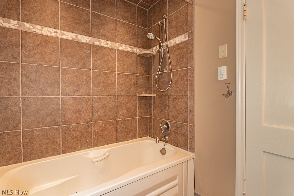 1772 Lyndhurst Road Lyndhurst, OH 44124 - Photo 19 of 43