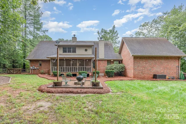 a view of a house with backyard and sitting area