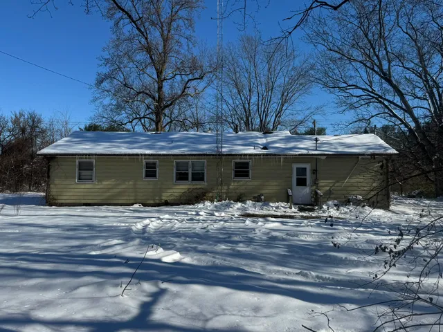 a view of a house with large tree