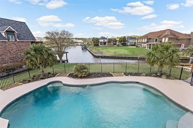 $699,900 | 302 Waterwood Drive, Orange, TX 77630