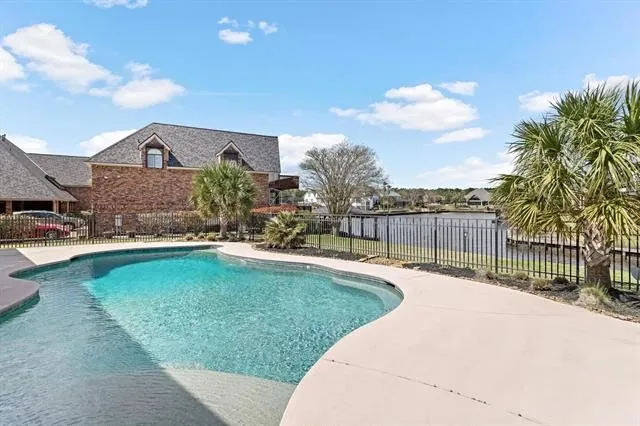 $699,900 | 302 Waterwood Drive, Orange, TX 77630