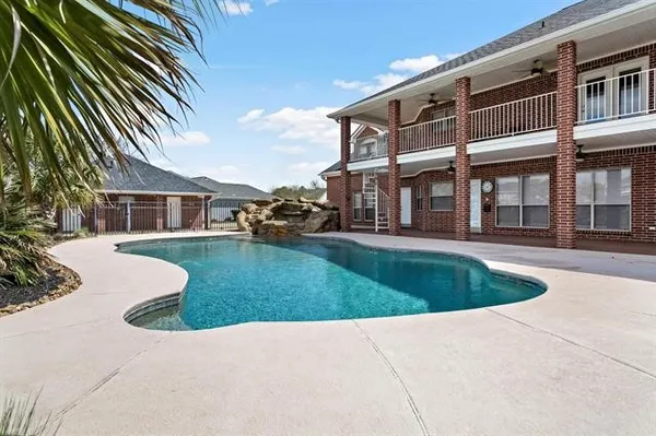 $674,900 | 302 Waterwood Drive, Orange, TX 77630