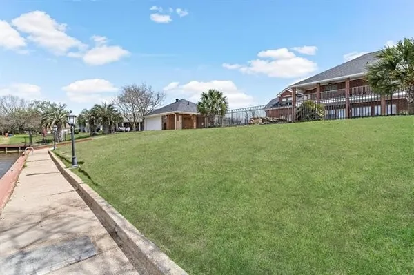 $674,900 | 302 Waterwood Drive, Orange, TX 77630