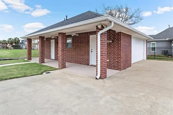 $674,900 | 302 Waterwood Drive, Orange, TX 77630