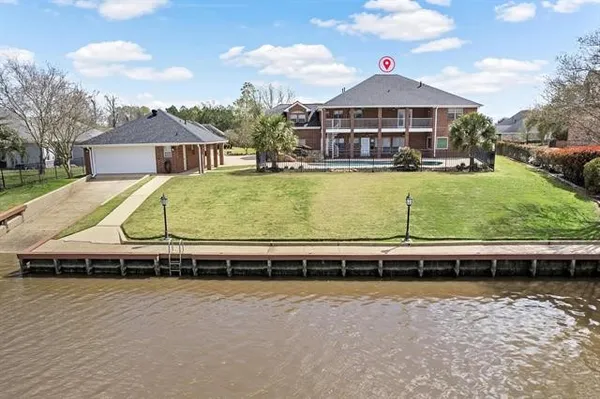 $674,900 | 302 Waterwood Drive, Orange, TX 77630