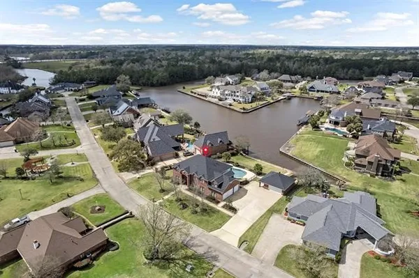 $674,900 | 302 Waterwood Drive, Orange, TX 77630