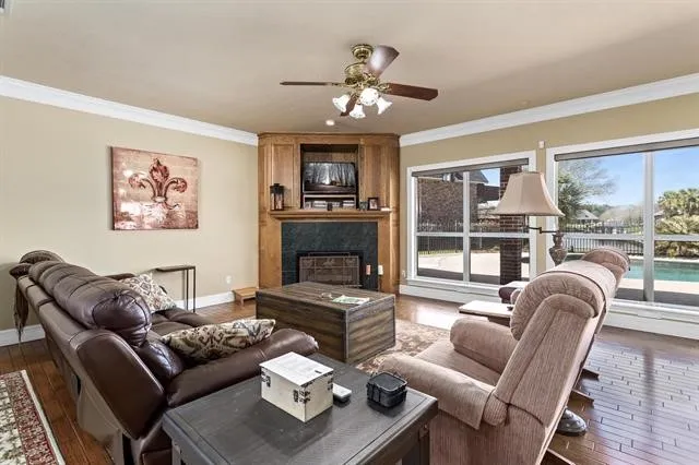 $699,900 | 302 Waterwood Drive, Orange, TX 77630