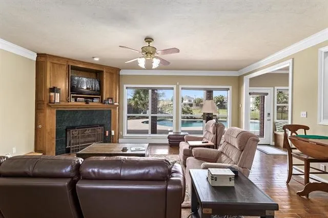 $699,900 | 302 Waterwood Drive, Orange, TX 77630