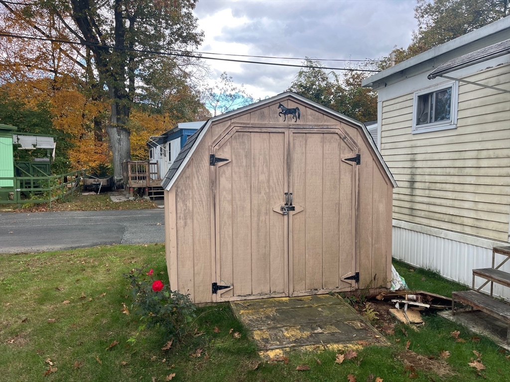 189 Springfield Road, Unit 23 Westfield, MA 01085 - Photo 4 of 14 a backyard of a house with lots of green space