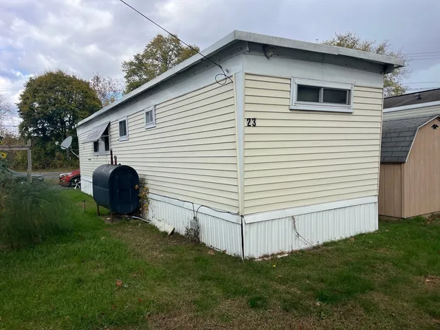 a view of a house with backyard