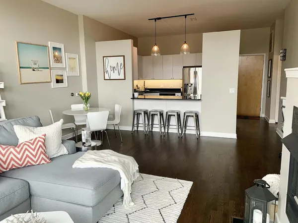 $2,595 | 15 South Throop Street, Unit 403, Chicago, IL 60607