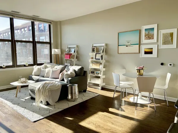 $2,595 | 15 South Throop Street, Unit 403, Chicago, IL 60607