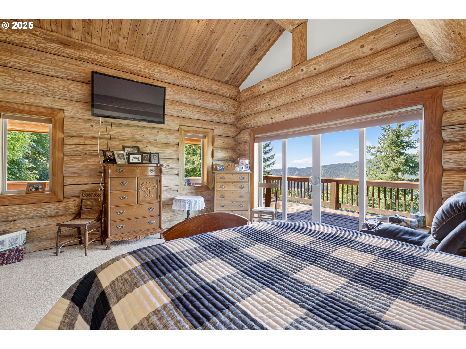 89112 Sky High Drive Springfield, OR 97478 - Photo 17 of 47 a bedroom with a bed wooden floor and large window