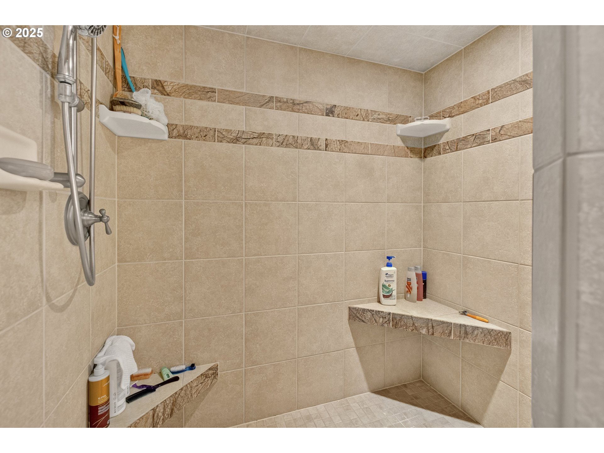 89112 Sky High Drive Springfield, OR 97478 - Photo 20 of 47 a bathroom with a bathtub