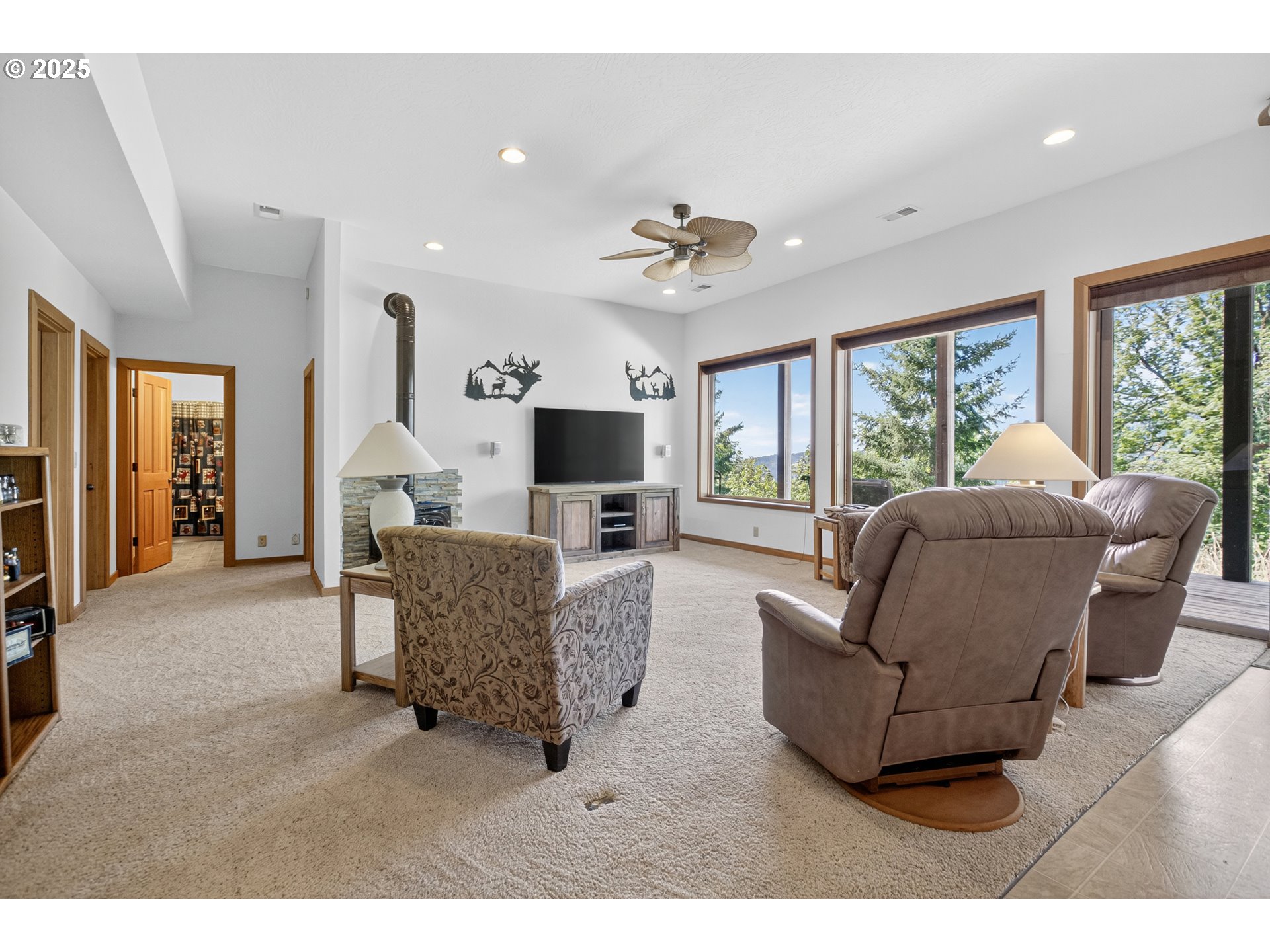 89112 Sky High Drive Springfield, OR 97478 - Photo 25 of 47 a living room with furniture and a flat screen tv