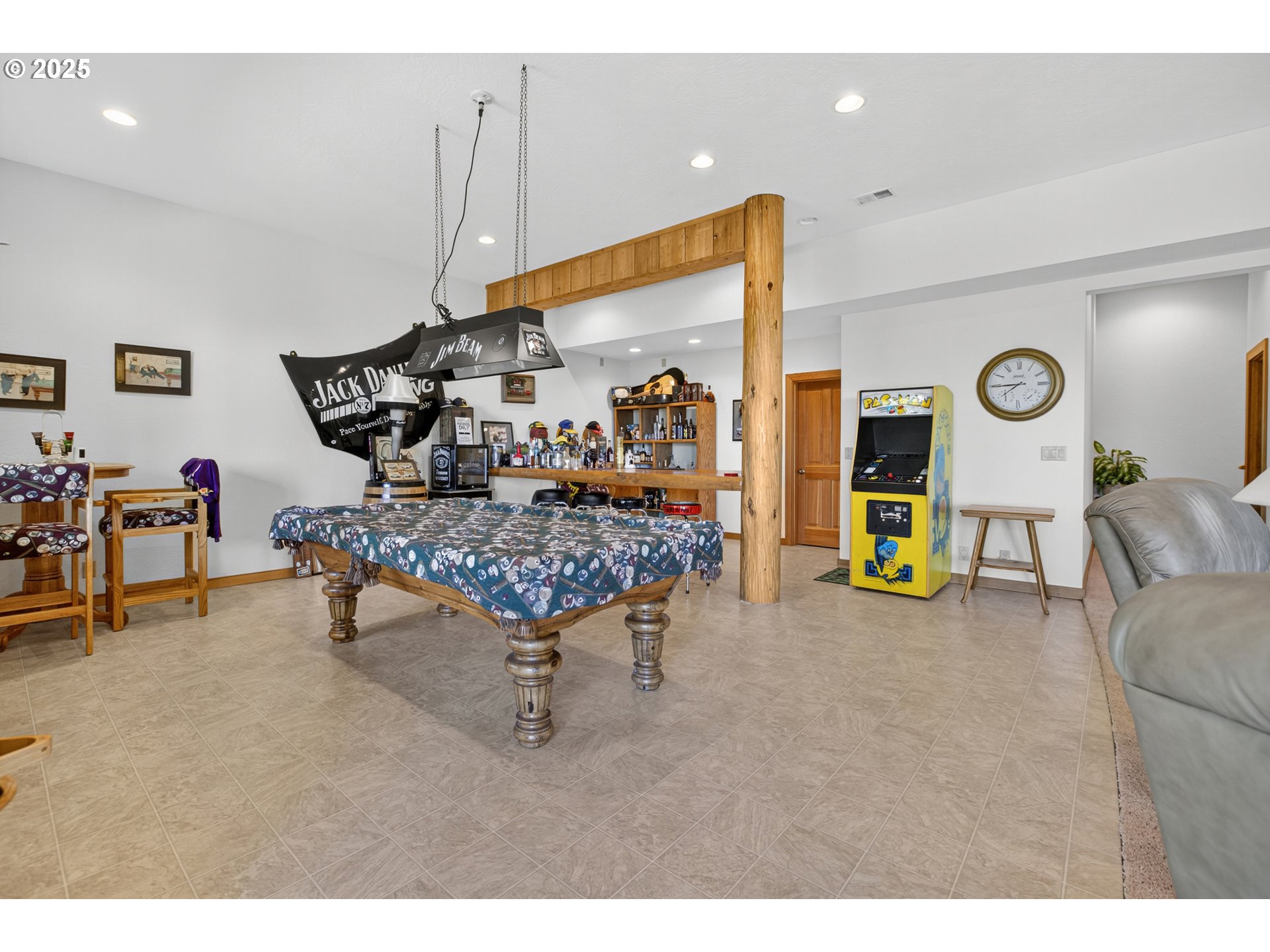 89112 Sky High Drive Springfield, OR 97478 - Photo 28 of 47 a living room with furniture and a table