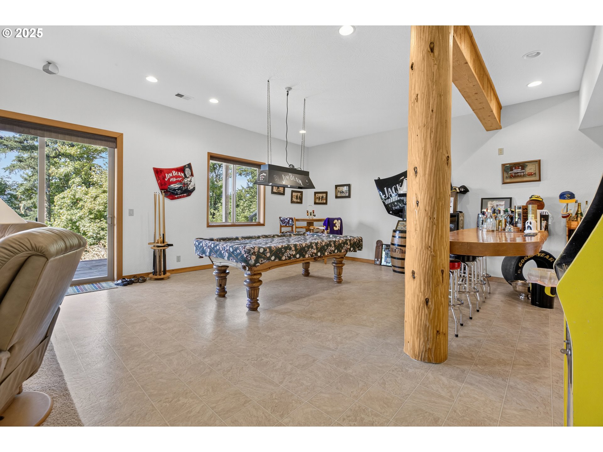 89112 Sky High Drive Springfield, OR 97478 - Photo 29 of 47 a living room with furniture and a large window
