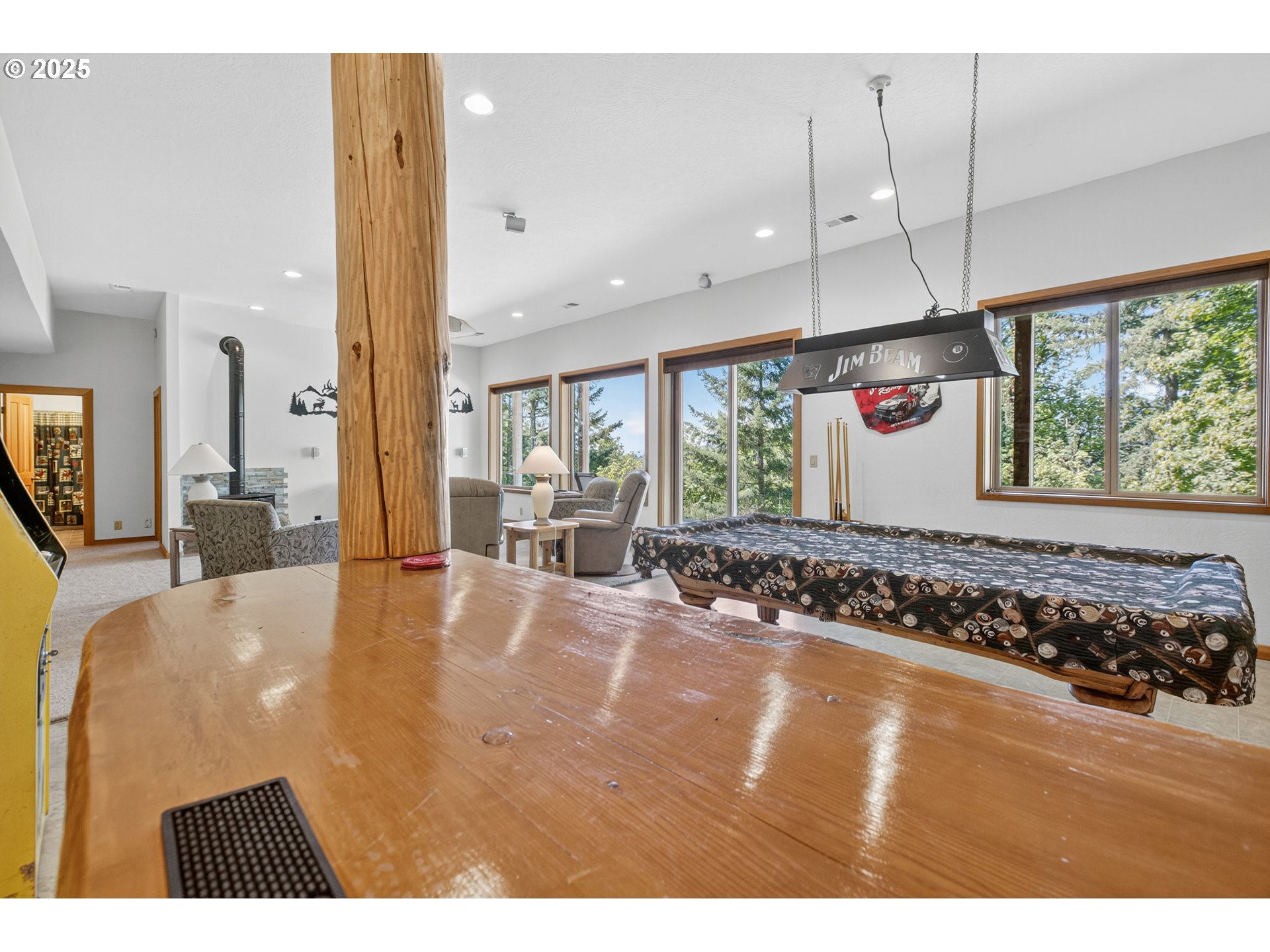 89112 Sky High Drive Springfield, OR 97478 - Photo 30 of 47 a view of an empty room and window