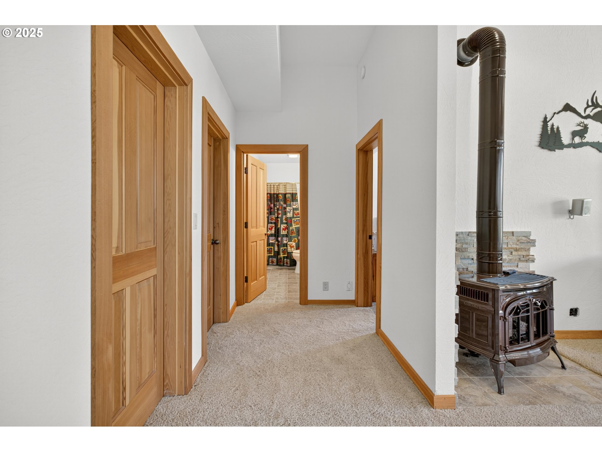 89112 Sky High Drive Springfield, OR 97478 - Photo 31 of 47 a view of an entryway with livingroom