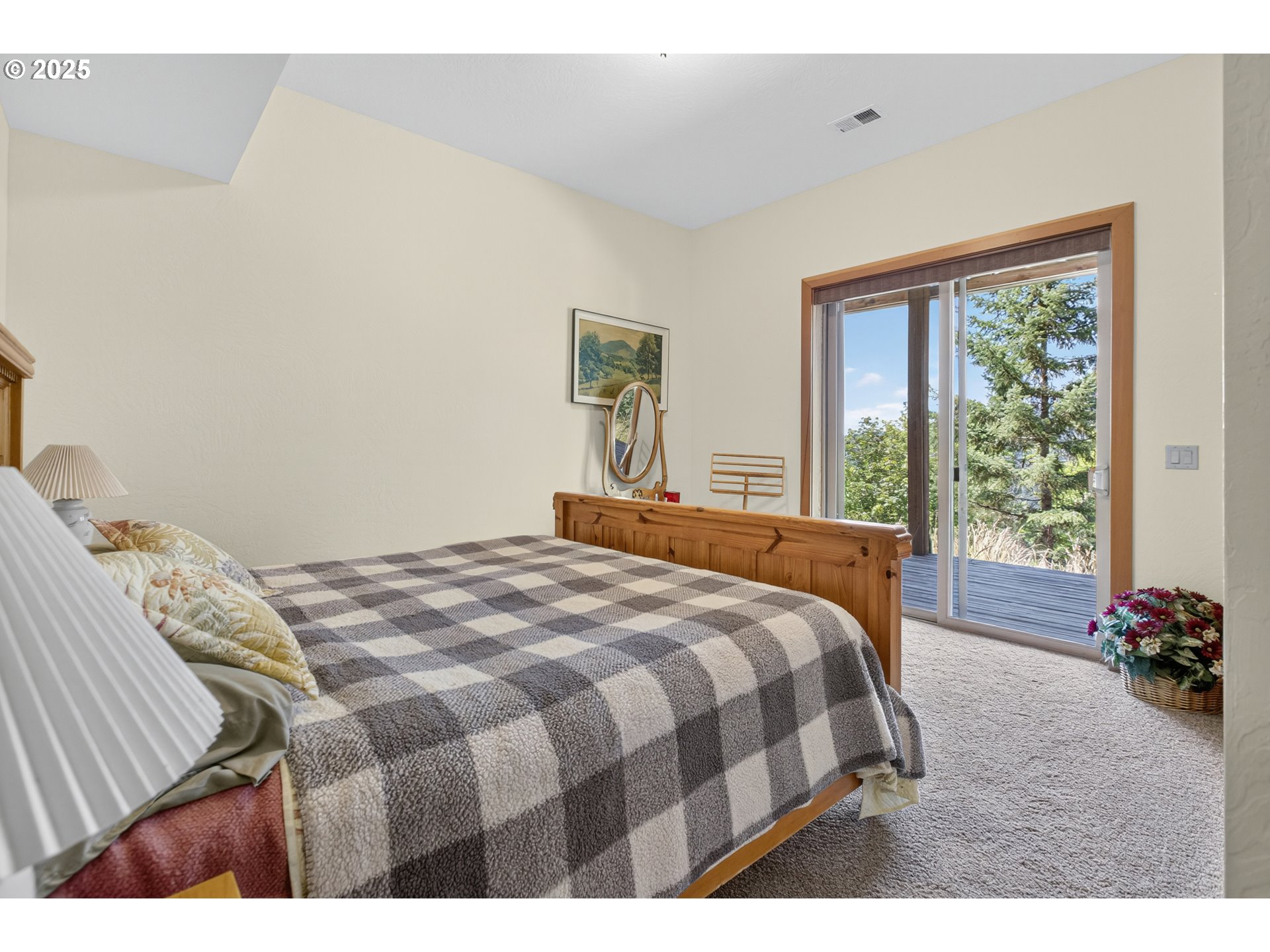 89112 Sky High Drive Springfield, OR 97478 - Photo 33 of 47 a bedroom with a bed with wooden floor