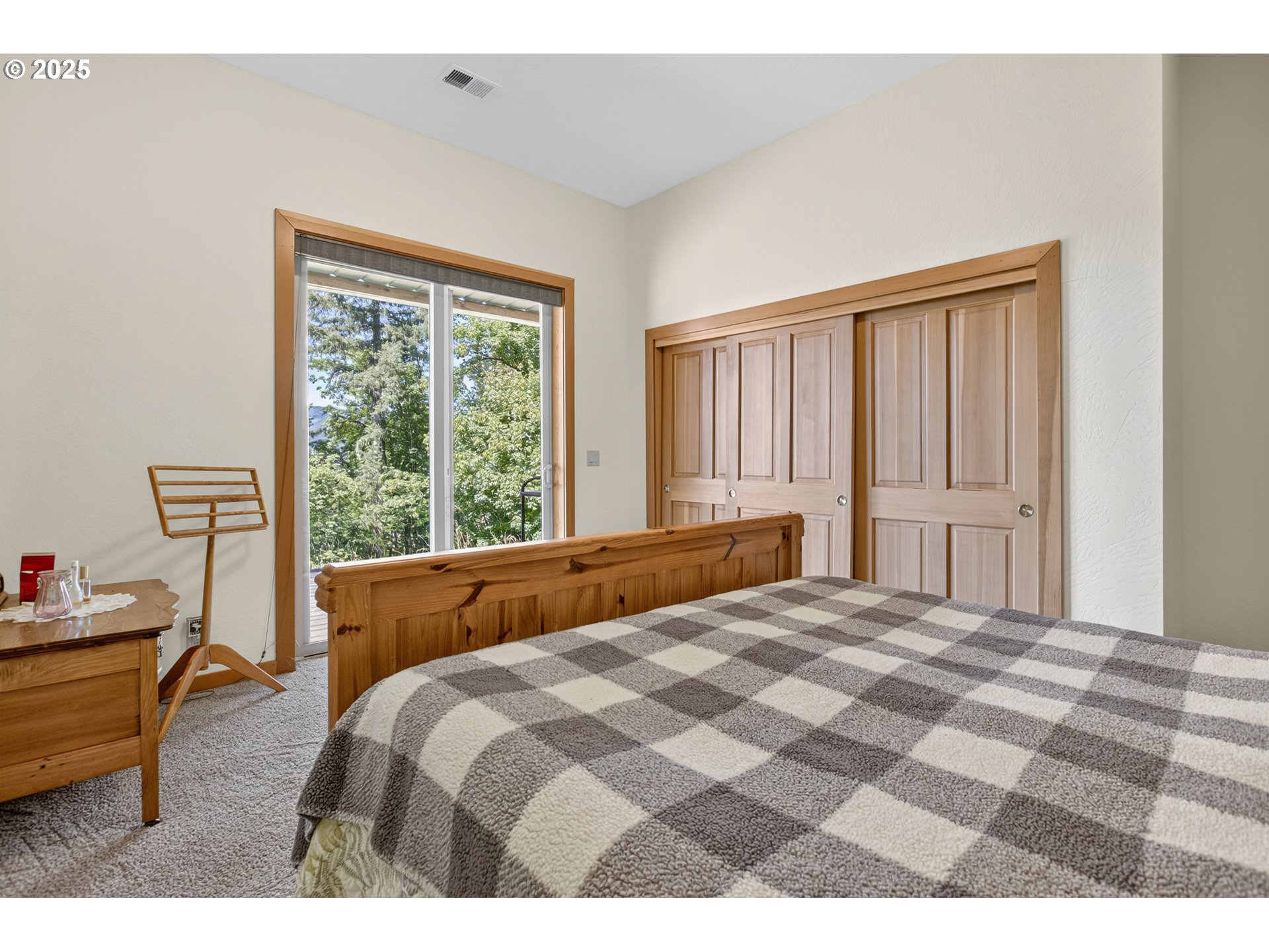 89112 Sky High Drive Springfield, OR 97478 - Photo 34 of 47 a bedroom with a bed and a window