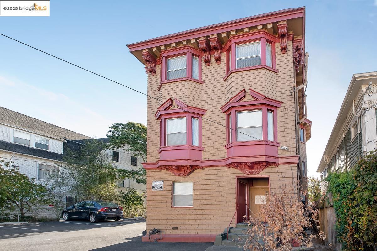 Pill Hill Oakland, CA 94609 - Photo 1 of 1 a front view of a house