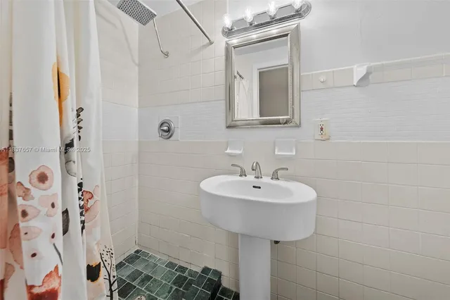 $2,550 | 1211 Pennsylvania Avenue, Unit A1, Miami Beach, FL 33139