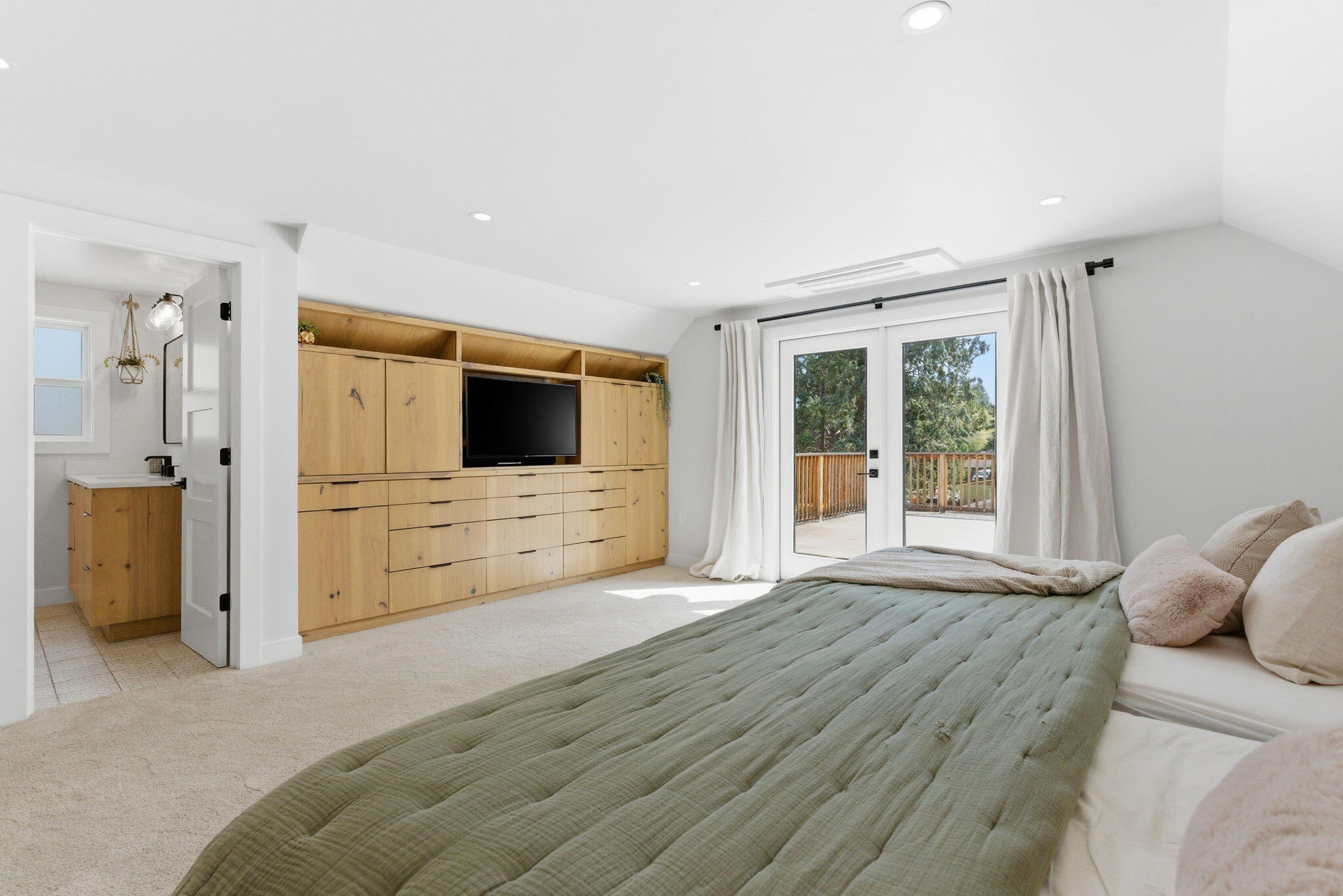 144 Southwest Cleveland Avenue Bend, OR 97702 - Photo 11 of 62 Gallery Image 11