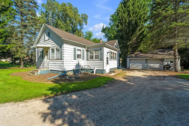 $1,100,000 | 332 4 Mile Road, Caledonia, WI 53402