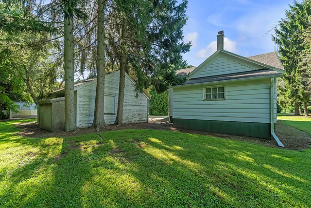 $1,100,000 | 332 4 Mile Road, Caledonia, WI 53402