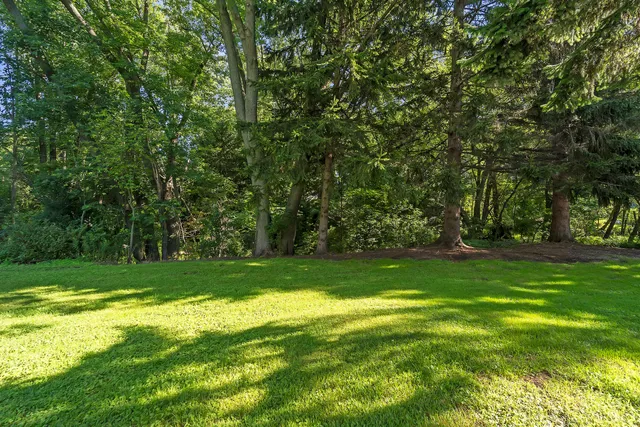 $1,100,000 | 332 4 Mile Road, Caledonia, WI 53402