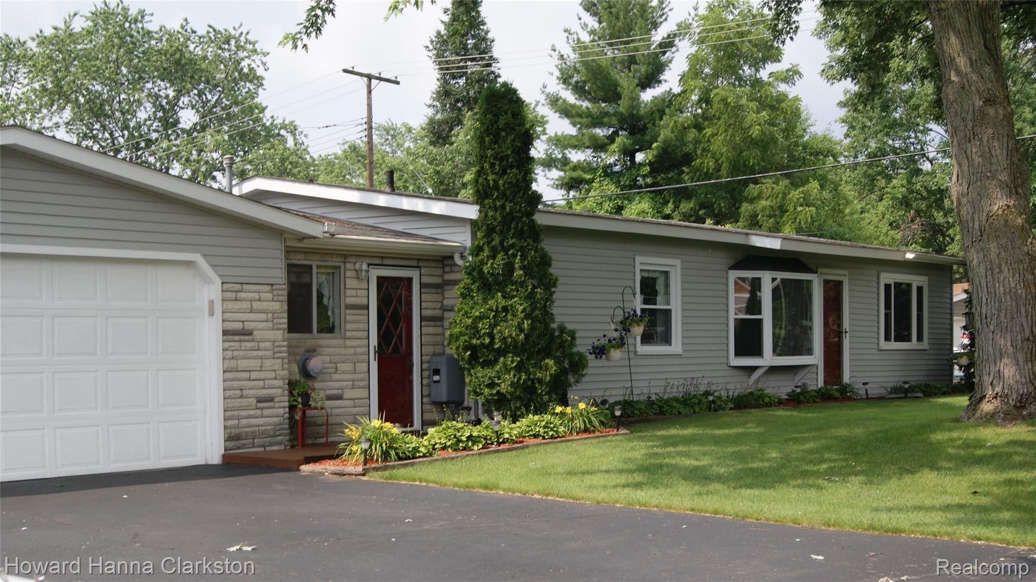 5445 Maybee Road Clarkston, MI 48346 - Photo 1 of 18 Private front yard!