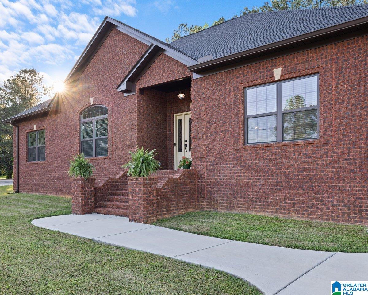 604 Magnolia Avenue Oneonta, AL 35121 - Photo 2 of 44