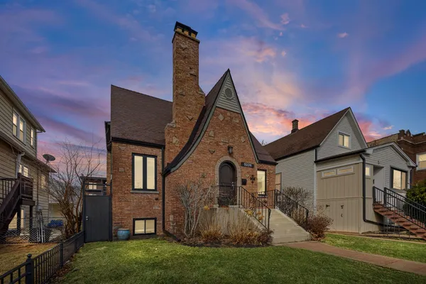 $875,000 | 5226 West Eddy Street, Chicago, IL 60641