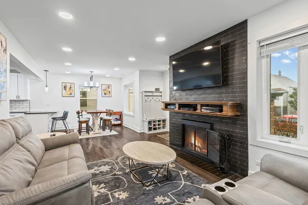 $875,000 | 5226 West Eddy Street, Chicago, IL 60641