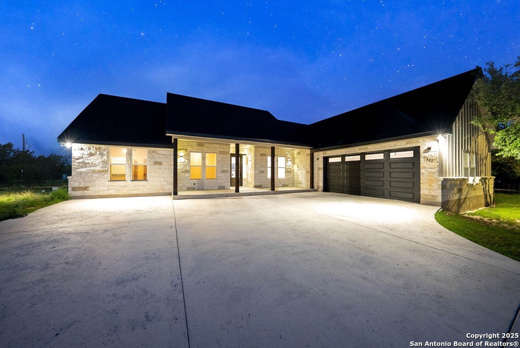 a view of a house with backyard and garden