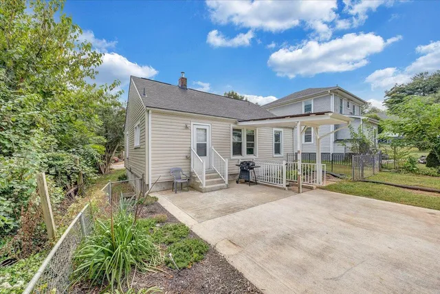 $1,200 | 812 Mississippi Avenue Northeast, Roanoke, VA 24012