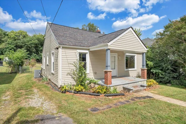 $1,200 | 812 Mississippi Avenue Northeast, Roanoke, VA 24012